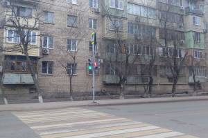 В Астрахани на оживленном участке дороги заработал новый светофор