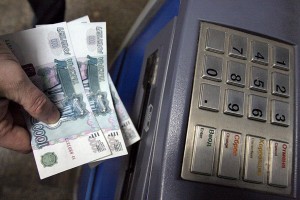 Житель Астраханской области похитил деньги с банковской карты, найденной на улице