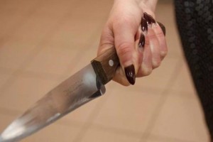 Пьяная жительница Астраханской области угрожала ножом старикам, но ей дали отпор