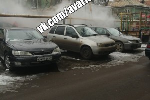 В Астрахани водитель грузовика снёс трубу с горячей водой