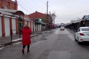 В Астрахани от незаконных торговых точек освободили проезжую часть и пешеходную зону у Больших Исад