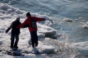 В Астрахани спасли детей, которые пытались перейти Волгу по льду
