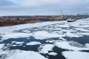 В Астрахани прогулка двух детей по льду чуть не закончилась трагедией