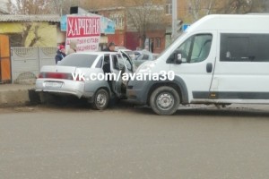 В Астрахани снова столкнулись маршрутка и легковой автомобиль