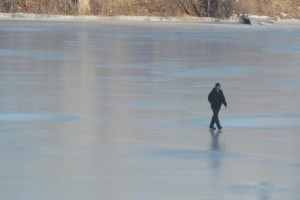 Жители Астраханской области несмотря на запрет переходят Волгу по тонкому льду
