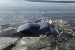 В Астраханской области под лёд ушла иномарка, водитель смог выбраться