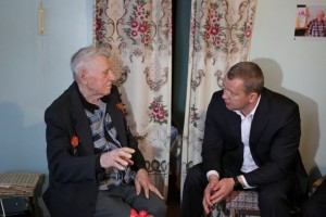 В Черноярском районе Сергей Морозов встретился с ветераном войны Виталием Щербаковым и казаками