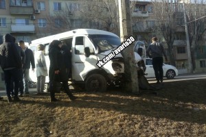 В Астрахани водитель маршрутки №62 врезался в две машины и ЛЭП Есть пострадавшие