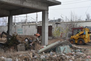 В Ленинском районе Астрахани устраняют свалки