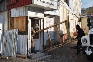 В центре Астрахани разбирают незаконный киоск