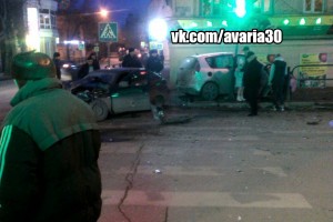 В центре Астрахани столкнулись два автомобиля, в одном находилась беременная женщина