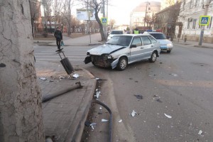 В центре Астрахани столкнулись «газель» и легковушка, пострадала женщина