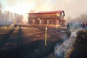 Астраханскую базу отдыха охватил крупный пожар