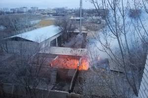 В Астрахани пожар в магазине сняли на видео