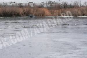 В Астрахани автомобиль оказался в реке