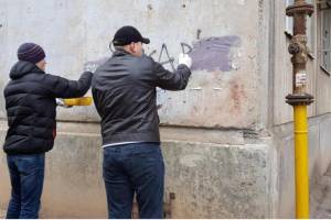 В Астрахани нашли опасные надписи на стенах