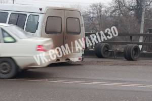 В Астрахани у маршрутки оторвало колеса на мосту