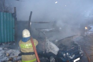 В Астраханской области горели машина, гараж и летняя кухня