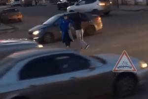 Лезгинка среди потока машин в центре Астрахани обернулась для танцующих штрафами
