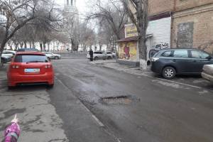 Астраханцы возмущены тем, что водители паркуют свои авто на тротуарах города