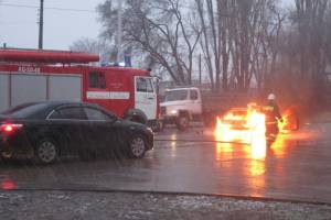 В Астрахани вспыхнул автомобиль