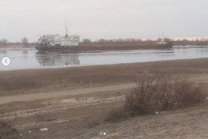 Застрявший в Астраханской области сухогруз сняли с мели