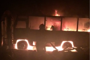 В Трусовском районе загорелись автобус и грузовик