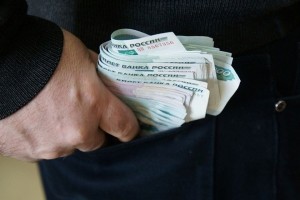 Житель Астраханской области похитил деньги у девушки, пока она выясняла отношения с его подругой