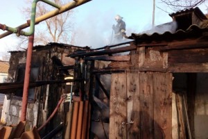 В Астраханской области из горящего дома вывели 12 человек