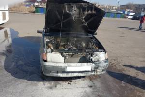 В Астрахани на улице вспыхнул автомобиль