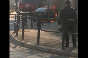 В Астрахани вспыхнувшая прямо на дороге иномарка попала на видео