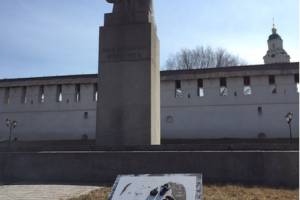 В Астрахани у стен кремля осквернили памятник