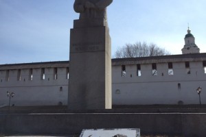 В Астрахани вандалы осквернили памятник экскрементами