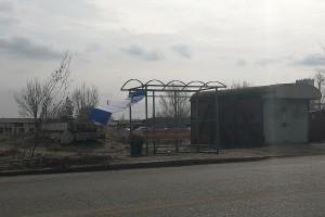 В Астрахани вандалы оторвали крышу от остановки