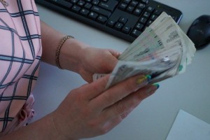 В Астраханской области начальница одного из предприятий присваивала деньги подставных сотрудников