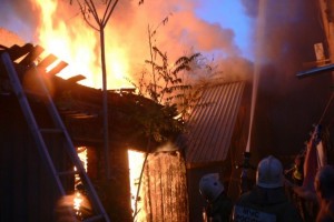 В Астраханской области за сутки произошли пожары в трёх хозпостройках и бане