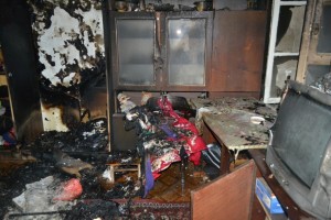 В Астрахани в горящей квартире обнаружили троих детей