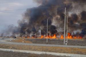 Астраханцы задыхаются от постоянной гари и дыма: город затянуло в кольцо пожаров