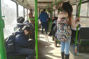 В Астрахани у автобуса с 30 пассажирами в пути взорвалось колесо: есть пострадавшие
