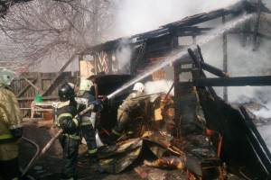 В Астрахани на видео попал полыхающий дом. По словам очевидцев, есть пострадавшие