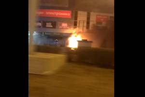 Кадры пожара в опасной близости от самого крупного ТЦ Астрахани попали в Сеть