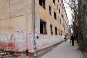 В Астрахани на опасных руинах умирают и калечатся дети: репортаж с места событий