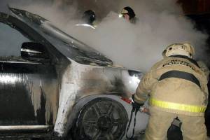 Ночью под Астраханью огонь уничтожил гараж с автомобилем