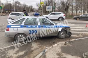 Ограждение отлетело в иномарку: в Астрахани произошла авария с машиной ДПС
