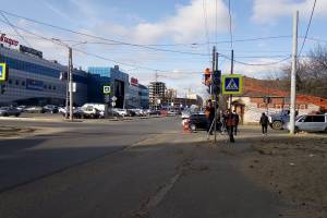 В Астрахани около популярных ТЦ заработают новые светофоры