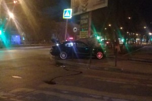 В Астрахани ночью водитель BMW врезался в опору рекламного щита