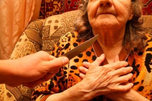 В Астрахани девушка напала с ножом на 85-летнюю старушку