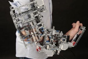 Астраханские школьники создали тренажер-робот для реабилитации суставов рук