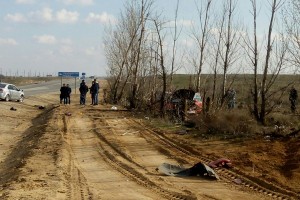 Опубликовано видео аварии с перевернувшейся иномаркой на трассе Астрахань — Нариманов