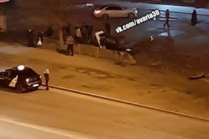 В Астрахани водитель легковушки сбил пешехода и протаранил ограждение автосалона
